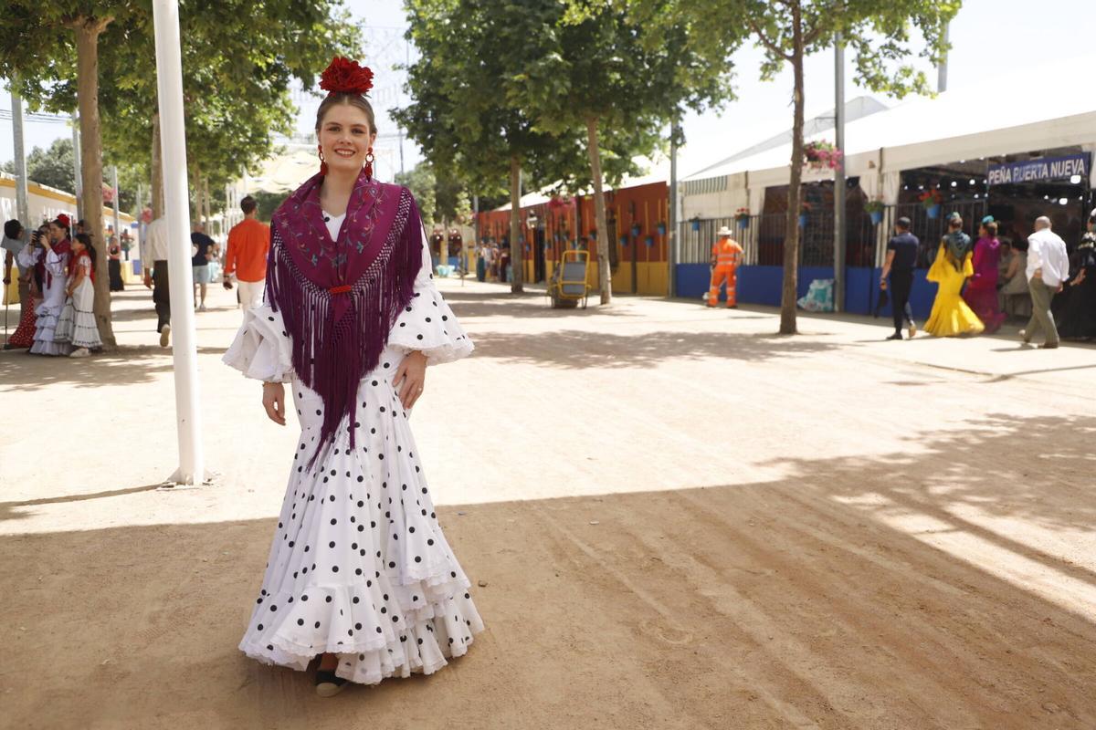 Cordobesas y visitantes lucen sus trajes de gitana en El Arenal