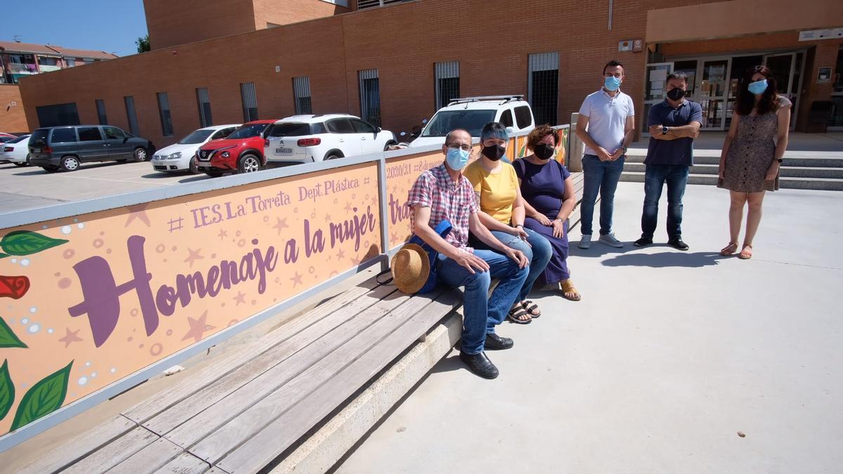 La inauguración del mural en el IES La Torreta de Elda.