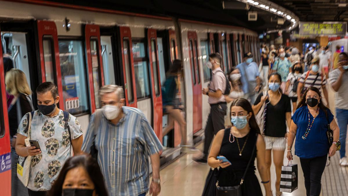 Usuarios del metro de Barcelona