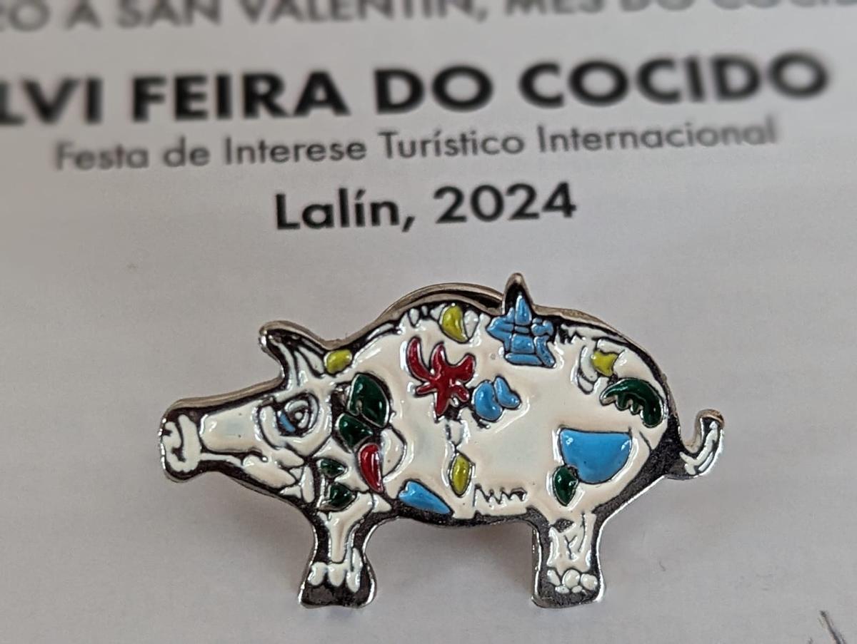 Pin oficial del Cocido de Lalín 2024.