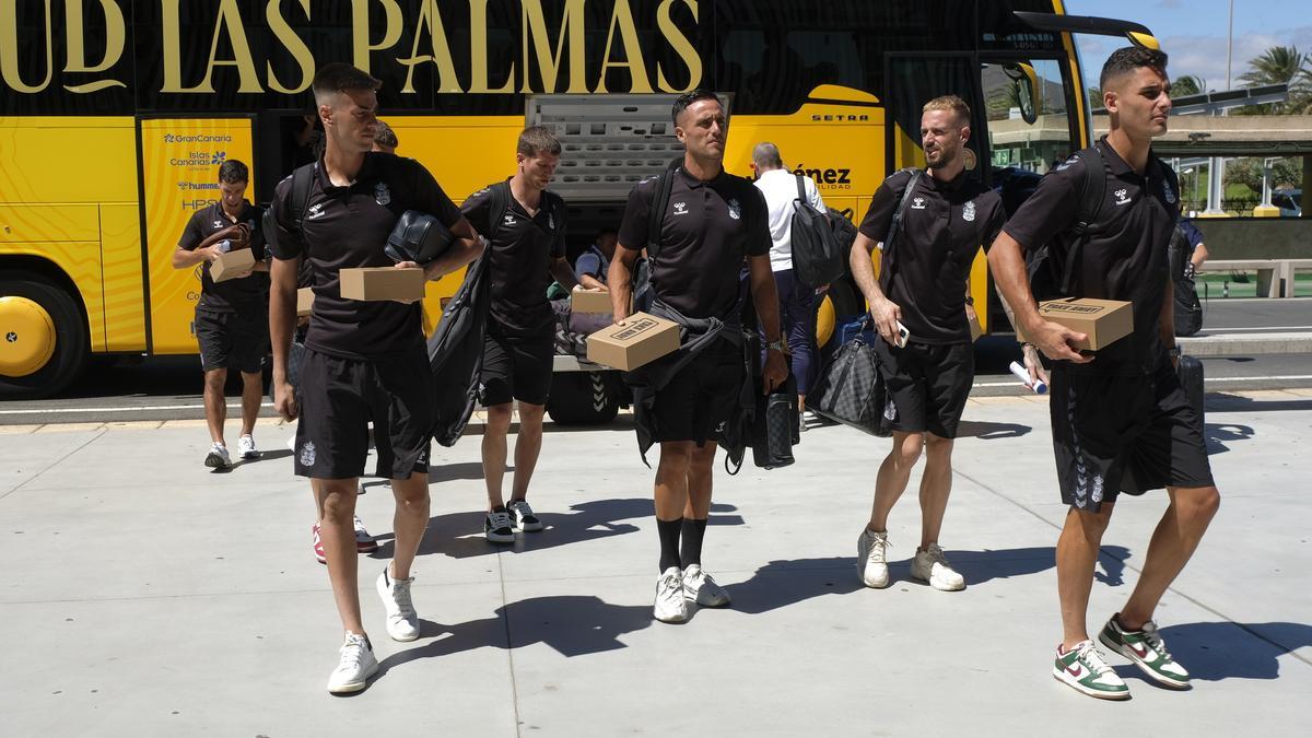 La UD Las Palmas, en el Aeropuerto de Gran Canaria rumbo al partido con el Real Madrid.