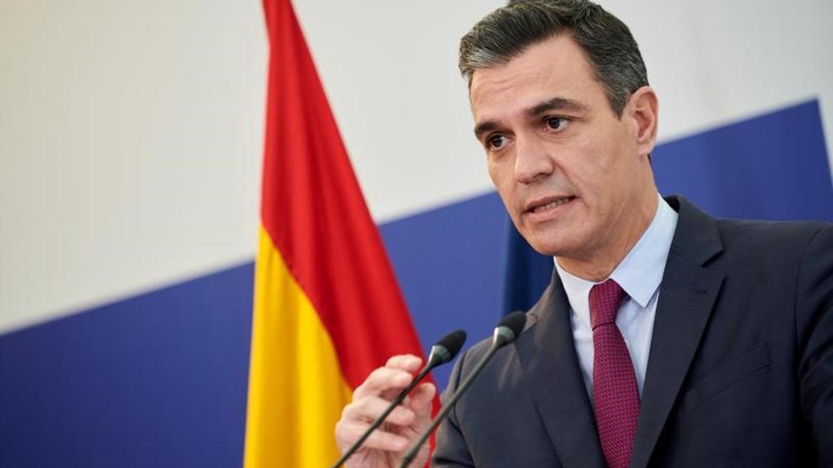 El presidente del Gobierno, Pedro Sánchez, durante la rueda de prensa que ofreció este 18 de febrero de 2022 en la sede de la Representación Permanente de España ante la UE, tras participar en la cumbre Unión Europea-Unión Africana, en Bruselas.