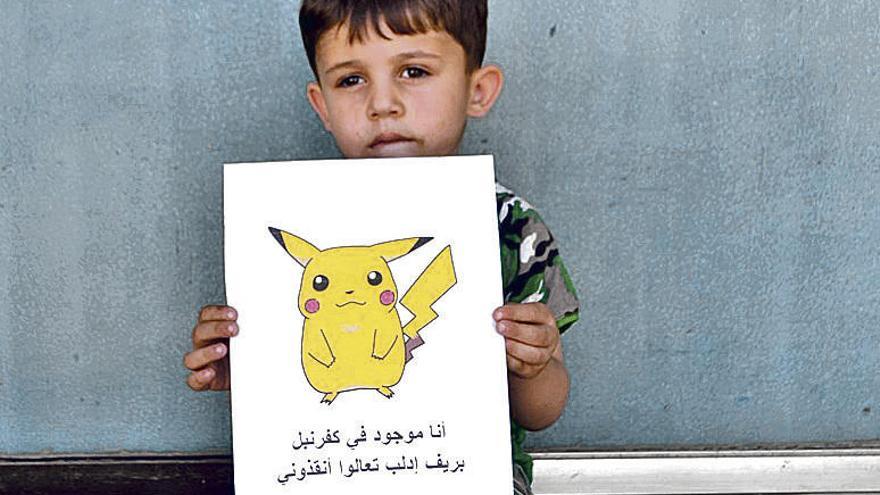 ¡Venid a salvarme!  | Opositores y activistas sirios han aprovechado la popularidad de &quot;Pokémon Go&quot; para denunciar la violencia y la situación de los menores en Siria por medio de una campaña en Twitter con fotografías de menores sirios con carteles en los que se ven personajes de &quot;Pokémon&quot; y mensajes como &quot;Soy de Kafr Nabuda, salvadme&quot;.