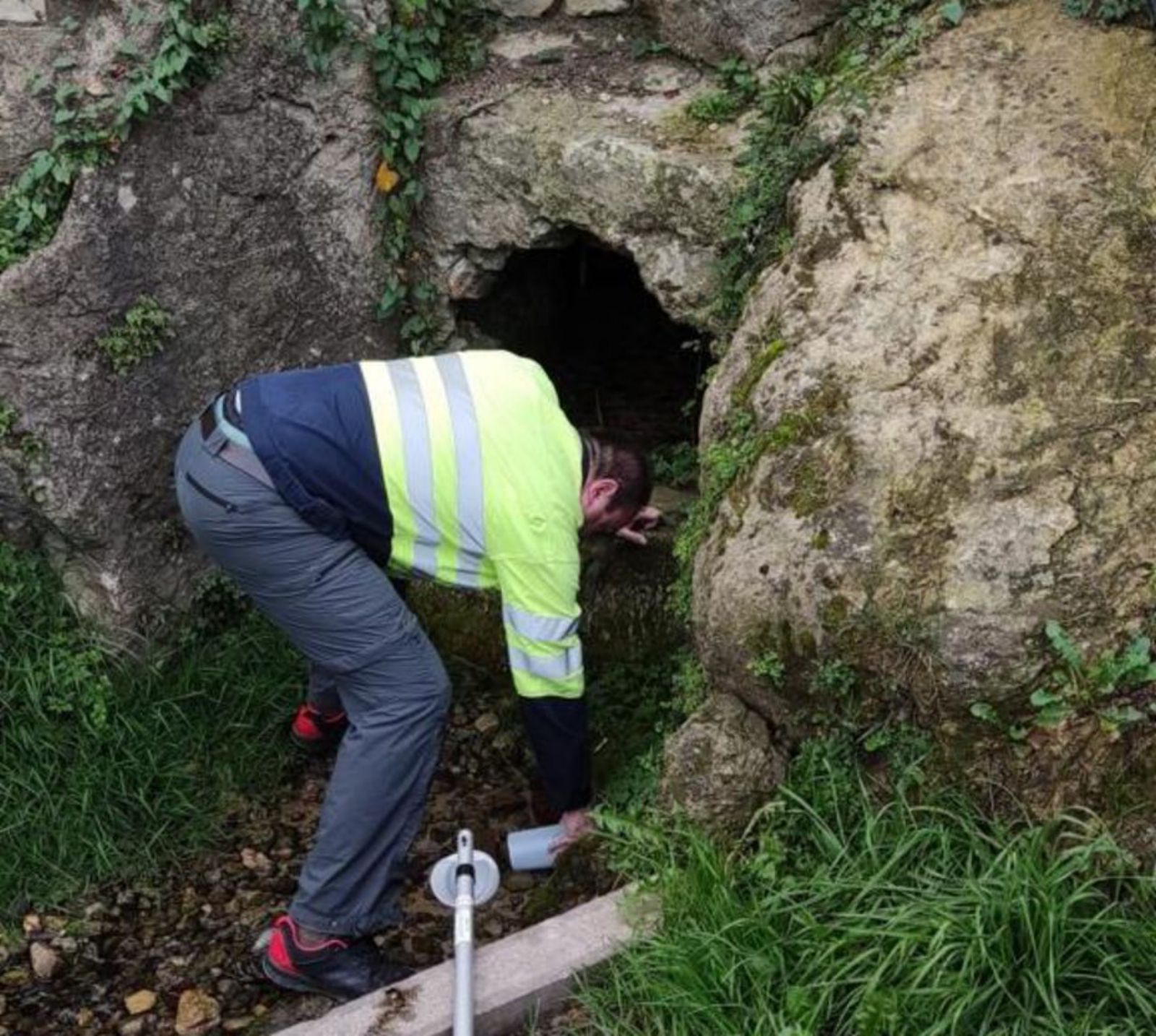 La limpieza del suelo de Vauste arranca con toma de muestras en la fuente del Mortero