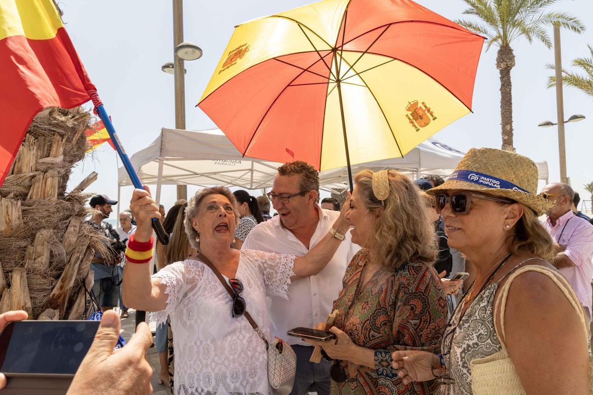 El Alcalde de Madrid Almeida hace campaña por la Playa de San Juan El Alcalde de Madrid Almeida hace campaña por la Playa de San Juan