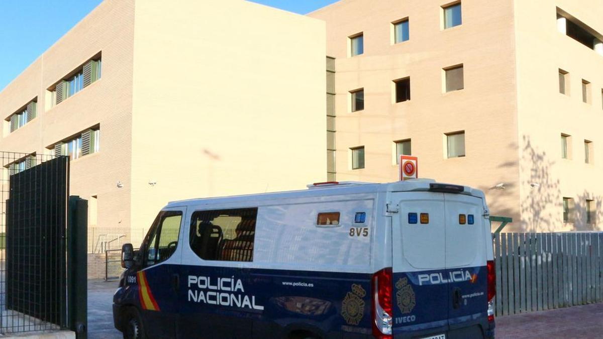 Un furgón de la Policía Nacional entrando en la Ciudad de la Justicia de Castellón.