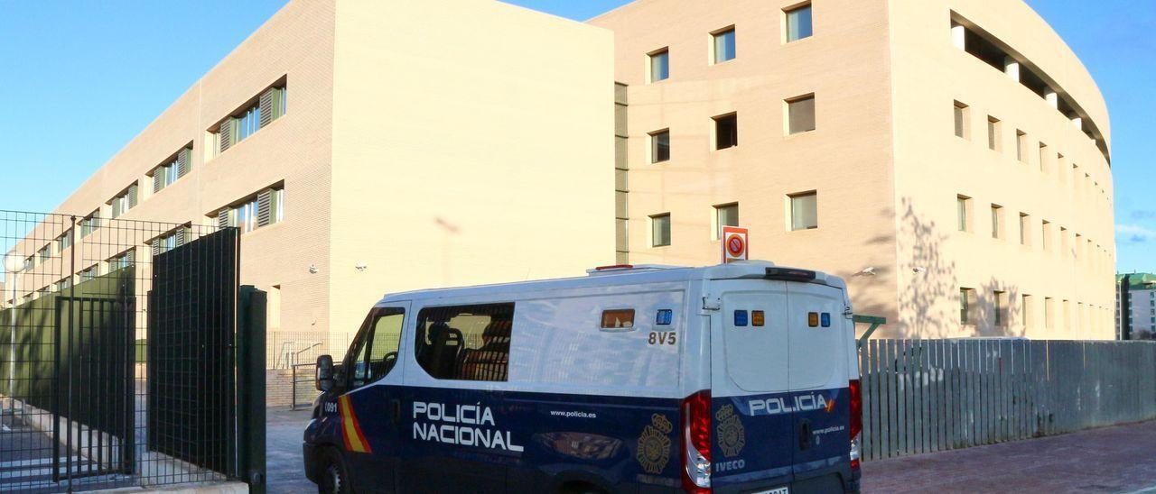 Un furgón de la Policía Nacional entrando en la Ciudad de la Justicia de Castellón.