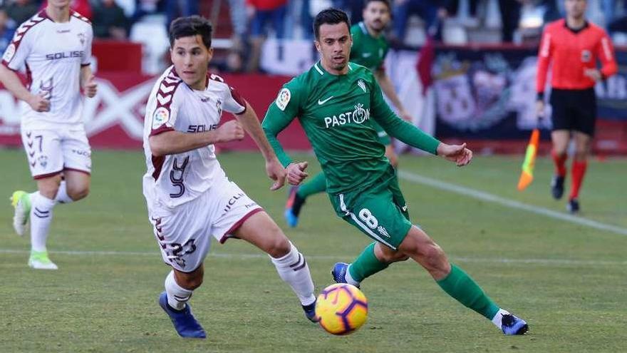 Santana pelea un balón con el jugador del Albacete Tejero.