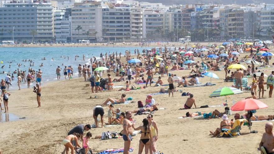 Temperaturas nocturnas asfixiantes en Canarias por la ola de calor