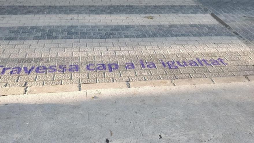 Mensajes en pro de la igualdad que se han pintada en señales viarias.
