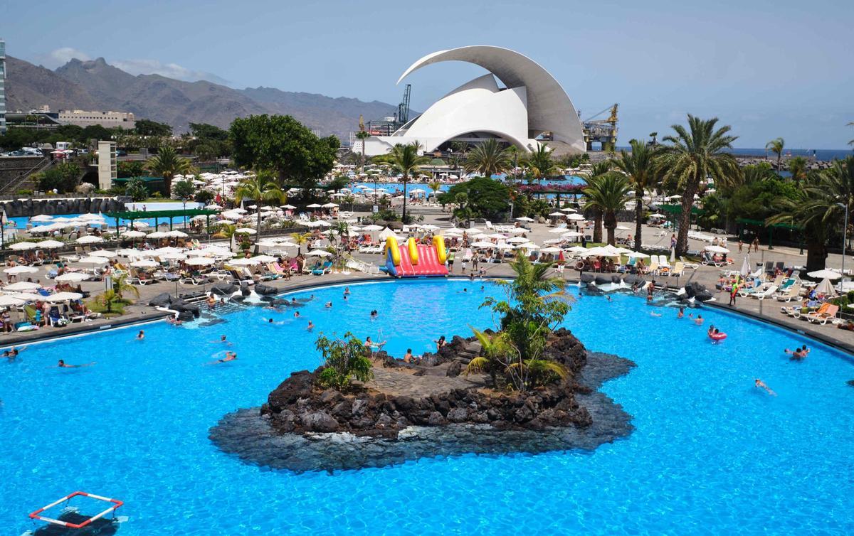 Una de las piscinas del Parque Marítimo César Manrique, con el Auditorio de fondo.