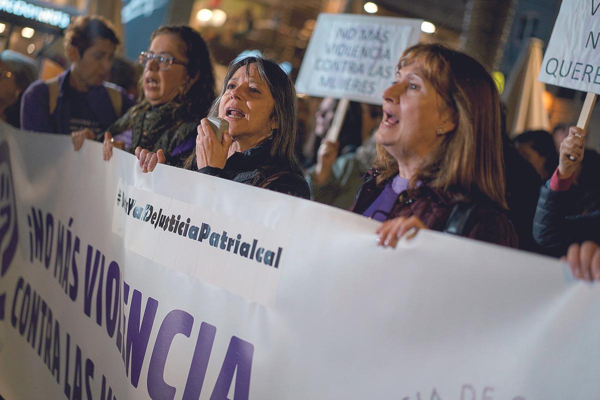 Un grupo de mujeres se manifiestan contra la violencia machista.