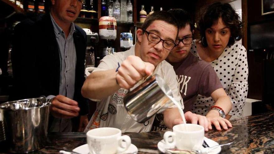 De izquierda a derecha, Diego López, de Cafento; José Arévalo &quot;Pico&quot;, David Turrado y Belén Menéndez, sirviendo los cafés que habían preparado, después de la presentación del campeonato.