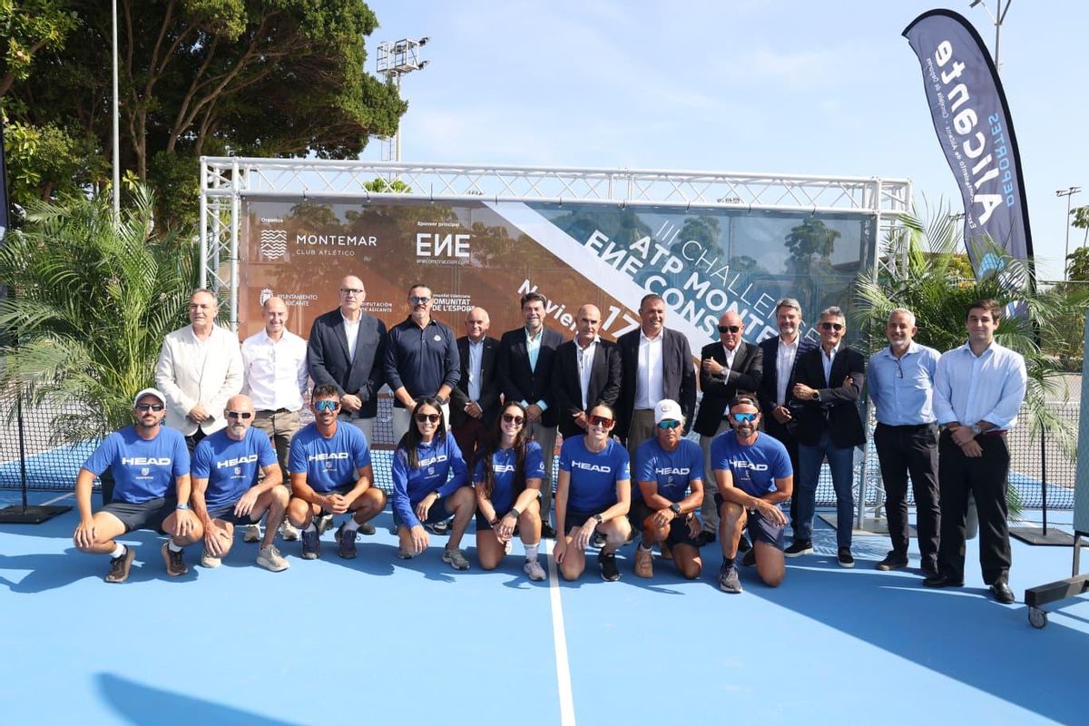 Organizers and sponsors pose after the presentation