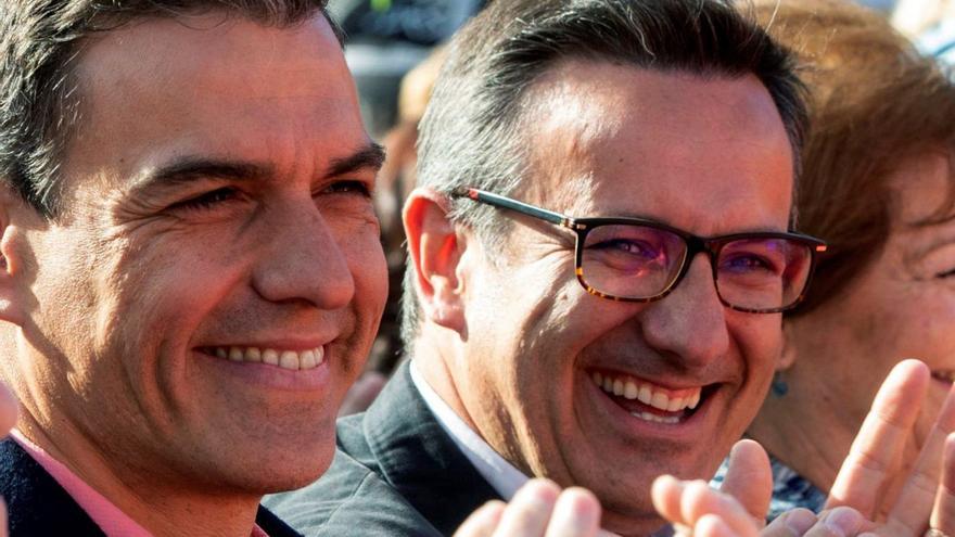 Pedro Sánchez (i) y Diego Conesa en un acto electoral en 2019.