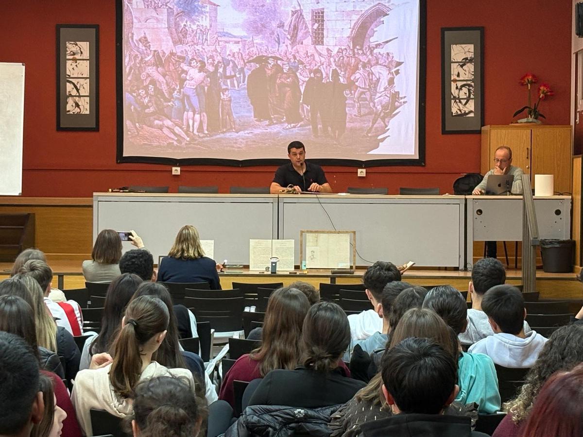 Pedro Villanueva durante su ponencia ante los estudiantes del IES Concejo de Tineo.