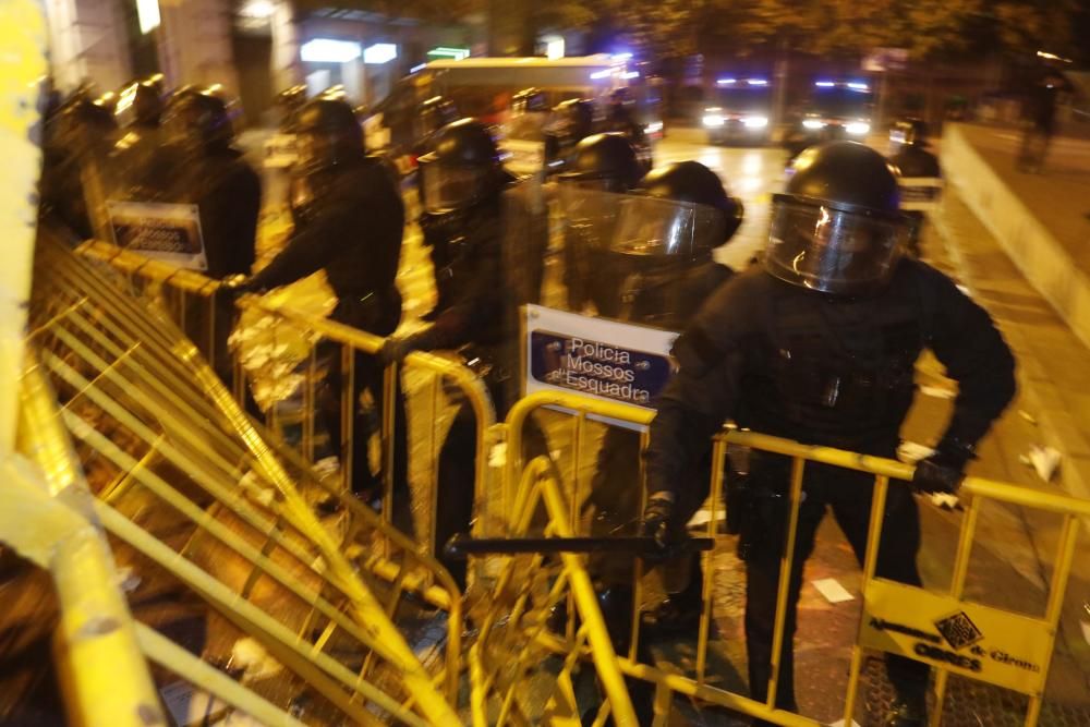 1-O a Girona: Multitudinària manifestació davant la subdelegació del Govern