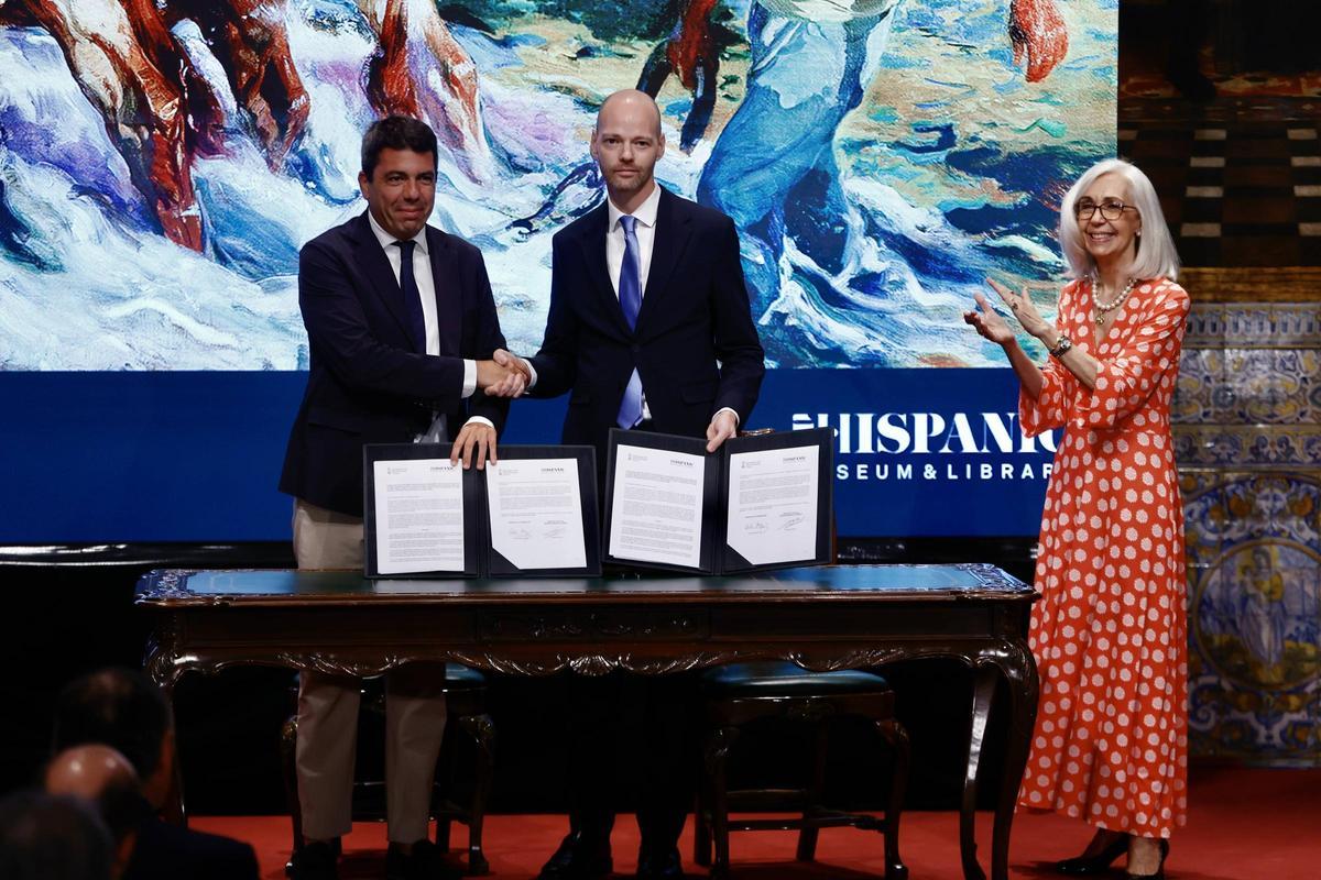 Carlos Mazón y Guillaume Kientz firman el acuerdo marco entre la Generalitat y la Hispanic Society ante Blanca Pons-Sorolla.
