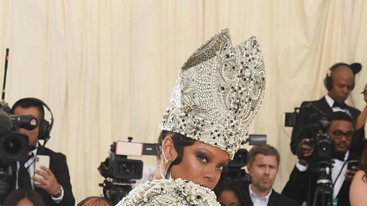 Rihanna vestida de Maison Martin Margiela en la Gala MET 2018