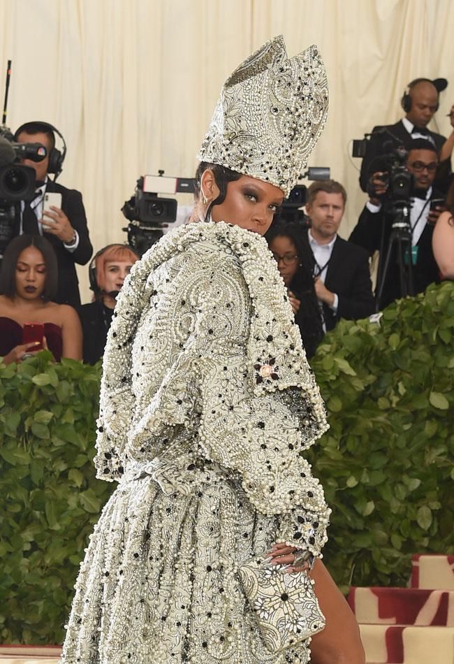 Rihanna vestida de Maison Martin Margiela en la Gala MET 2018