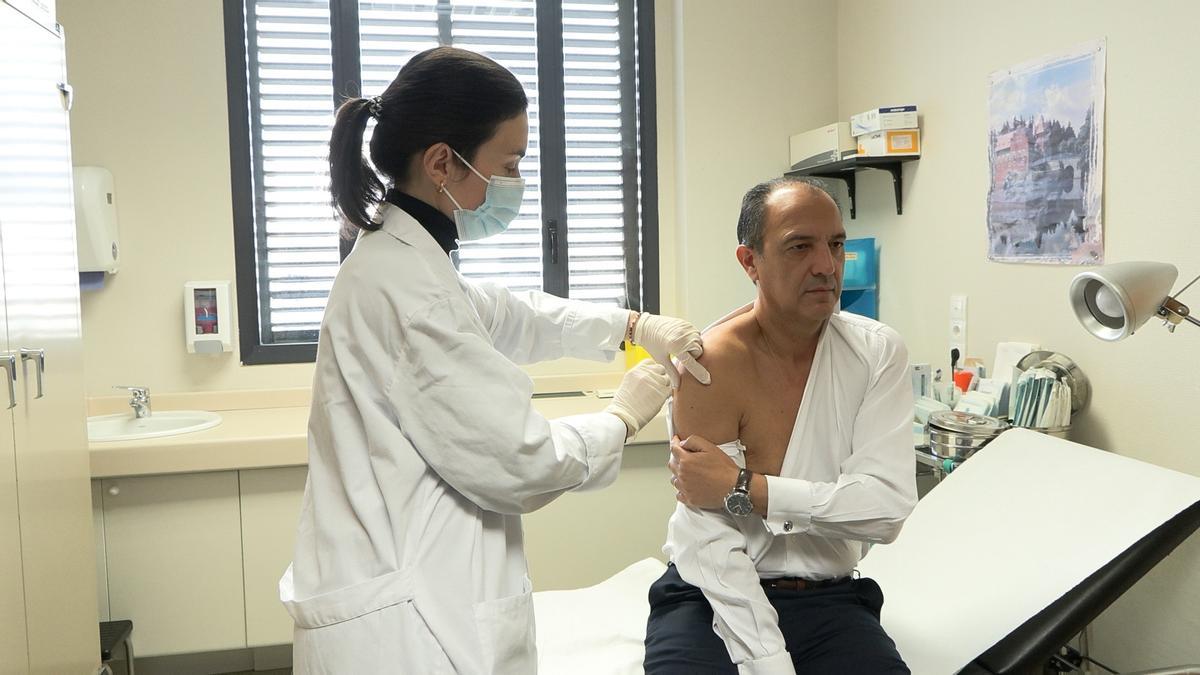 El consejero de Sanidad, José Luis Bancalero, se ha vacunado de la gripe en su centro de salud en Zaragoza