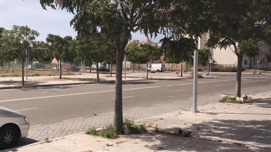 La acera quedó limpia de los restos de coches.