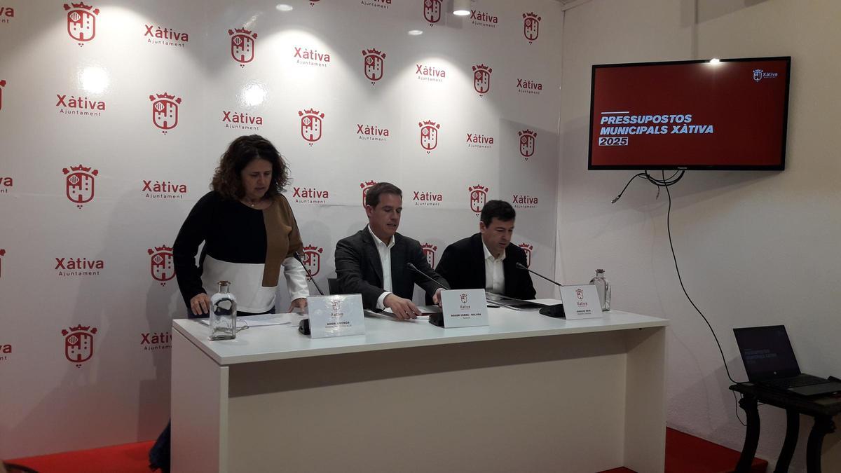 Amorós, Cerdà y Reig en la presentación de los presupuestos de Xàtiva 2025.
