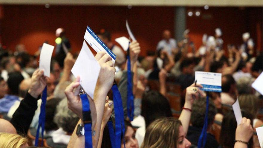 Los militantes del partido votan en el congreso de En Marea. // @En_Marea