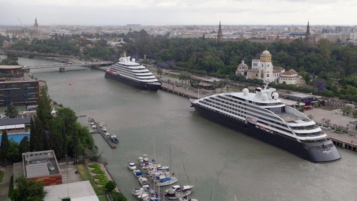 Los cruceros gemelos Eclipse I y el Eclipse II atracados en Sevilla.