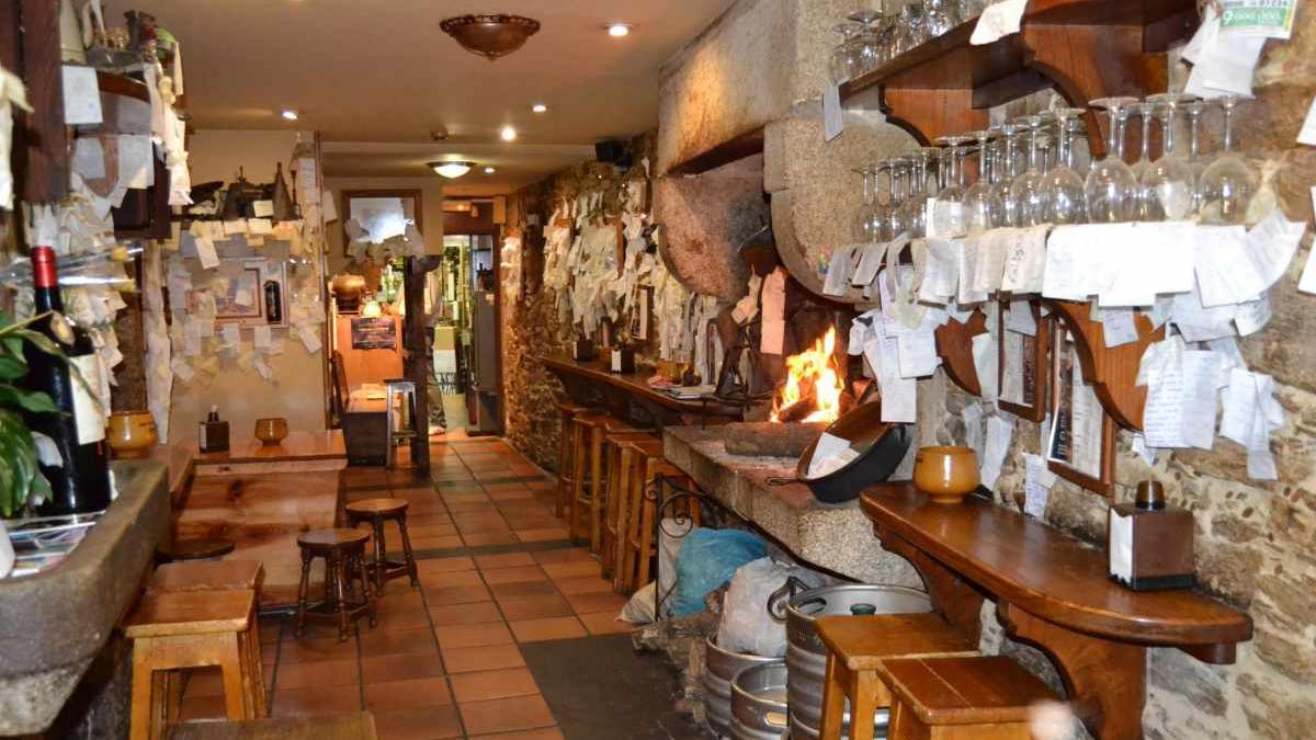 Monedas en las paredes de bares compostelanos. Restaurante O Filandón