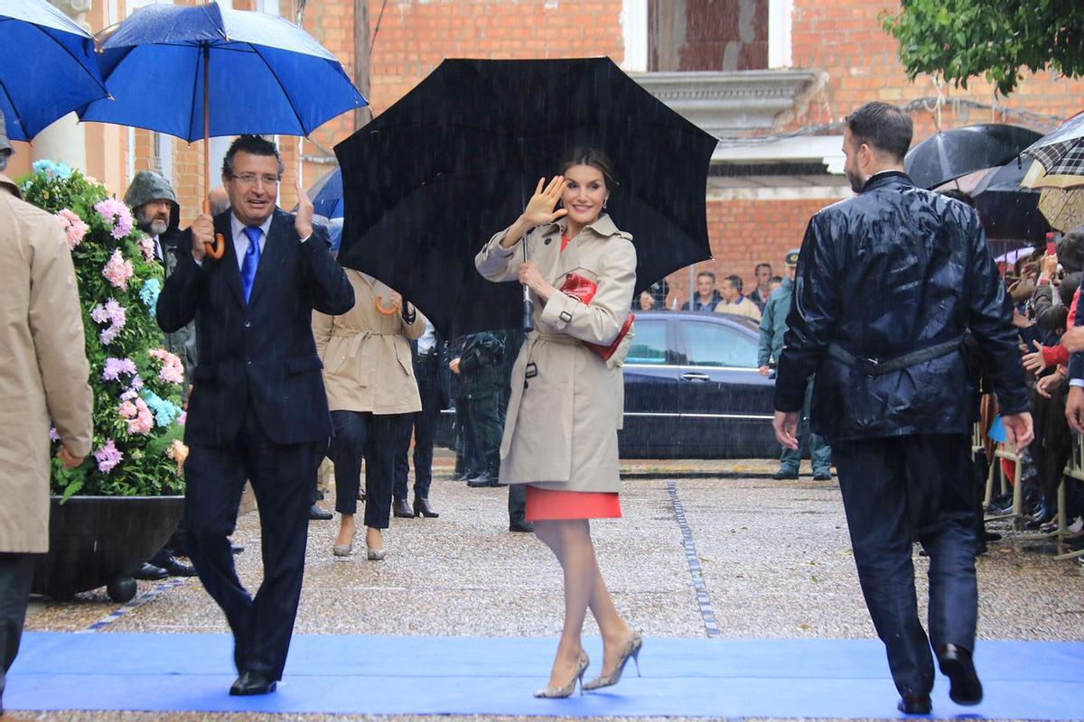 El look de Letizia Ortiz bajo la lluvia en Sevilla