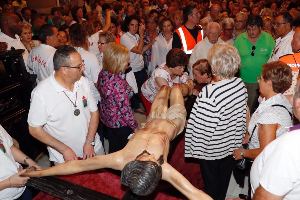 Cientos de vigueses le rindieron tributo al Cristo de la Victoria después de que una veintena de costaleros lo bajasen a hombros.