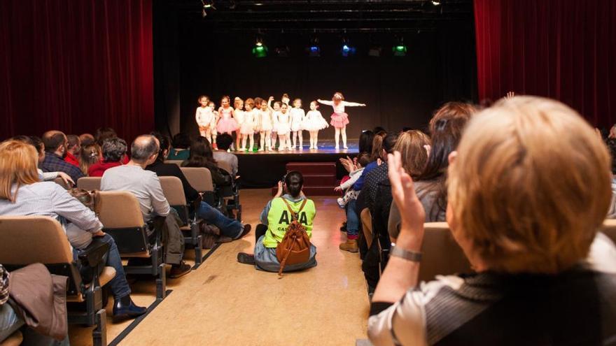 Actividad teatral con niños en el Fórum Metropolitano.