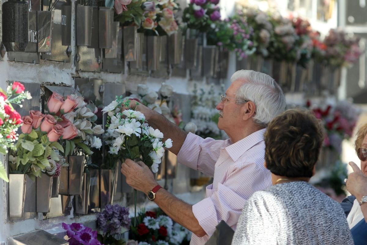 Cientos de cordobeses visitan los cementerios