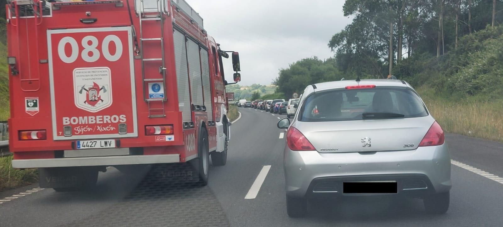 Espectacular atasco en la autopista "Y" en sentido Gijón por un coche ardiendo (en imágenes)