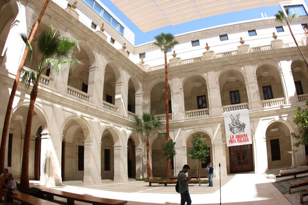 Rosa Aguilar, acompañada por integrantes de la Plataforma de la Aduana y la Asociación de Amigos del Museo de Málaga, ha visitado las instalaciones que, por el momento, siguen sin fecha de apertura co