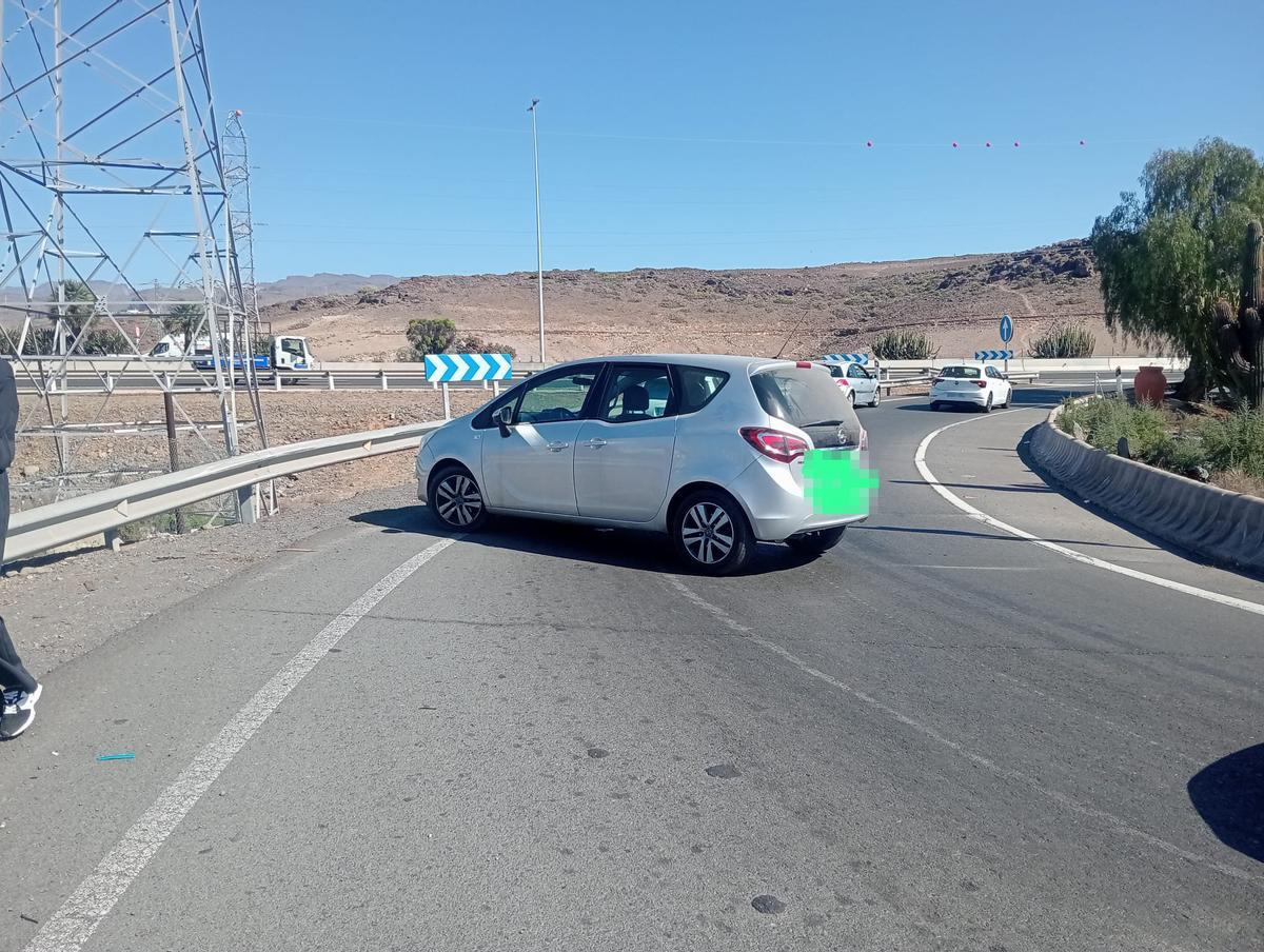 Coche empleado en el atraco que los ladrones han dejado abandonado en la salida a la GC-1 para huir en otro vehículo