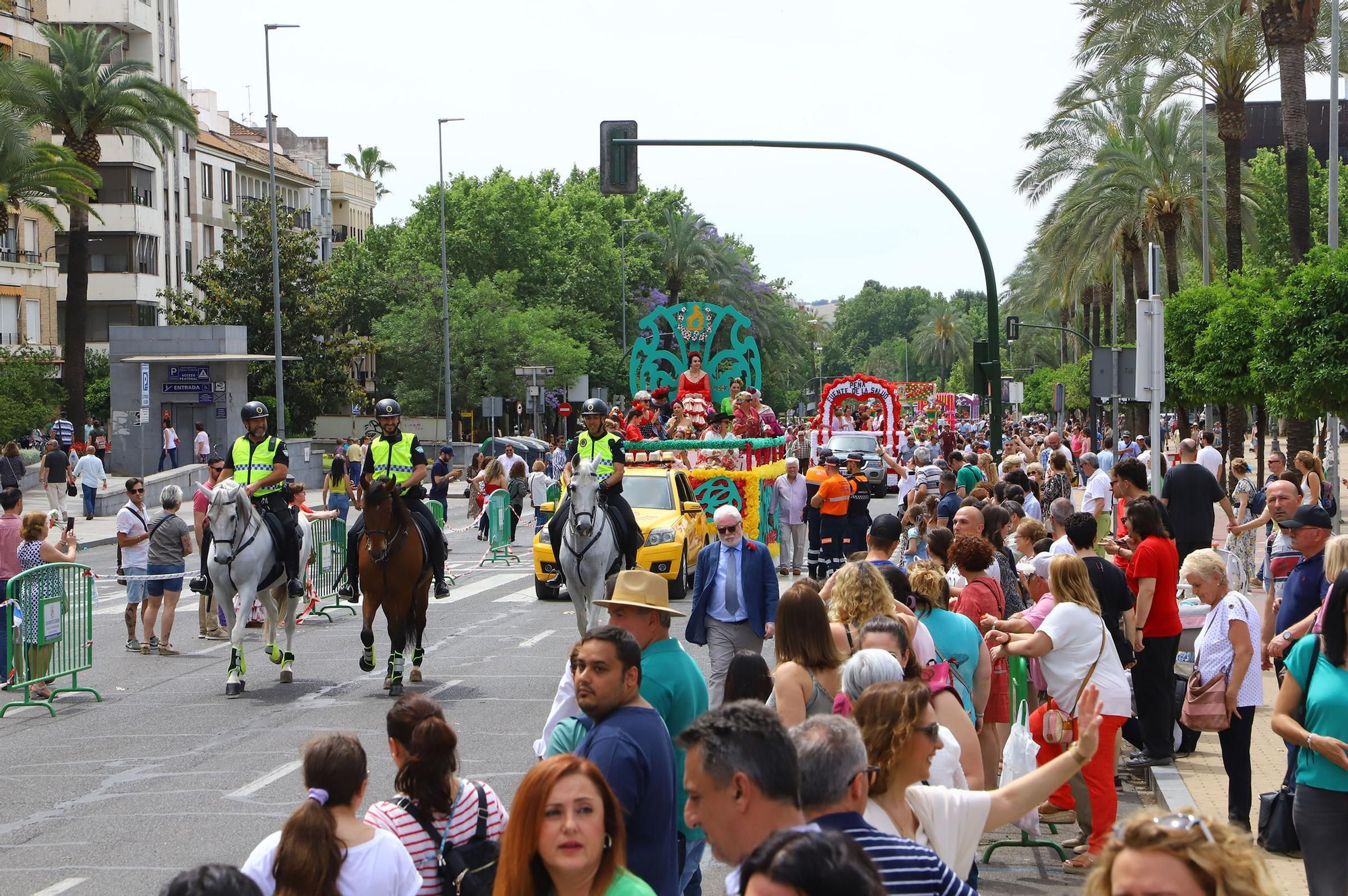 La Batalla de las Flores abre el Mayo festivo en Córdoba con 90.000 claveles