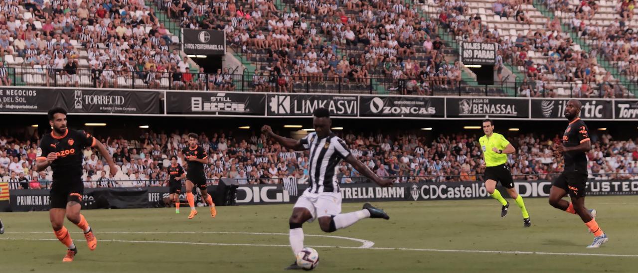 Koné se prepara para lanzar a portería, en lo que fue el primer gol del Castellón, en el partido contra el Valencia del miércoles y ante una buena entrada.