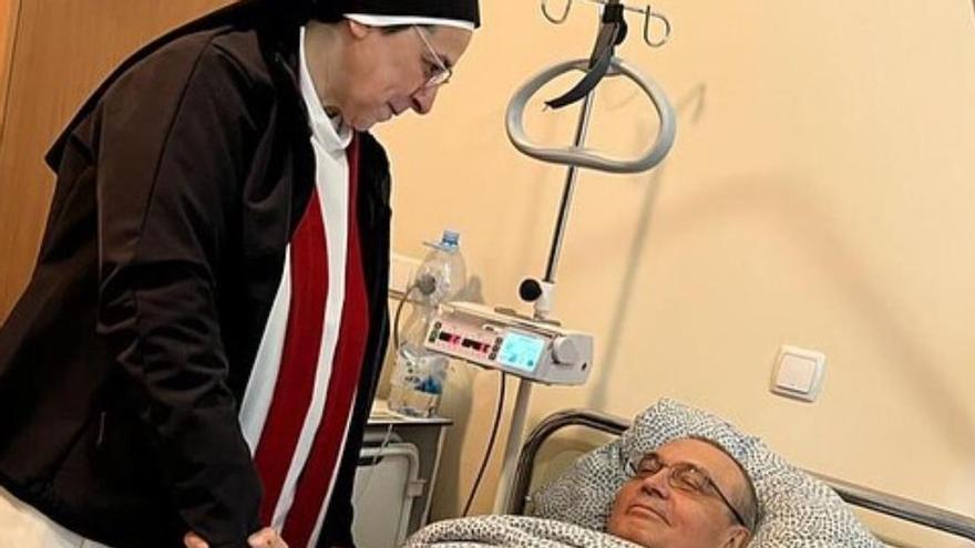 Sor Lucía amb el cirurgià amb qui va coincidir a l'hospital de Kíiv, que ha perdut les dues cames per les mines