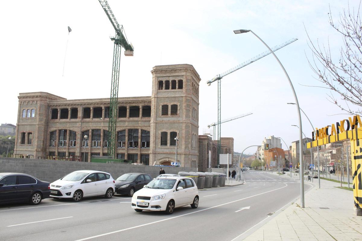 Imatge de l'avinguda Bertrand i Serra i la Fàbrica Nova