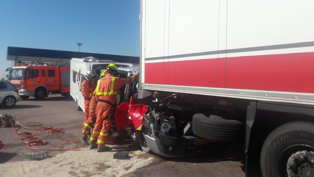 Instante del rescate de los dos heridos por parte de los bomberos.