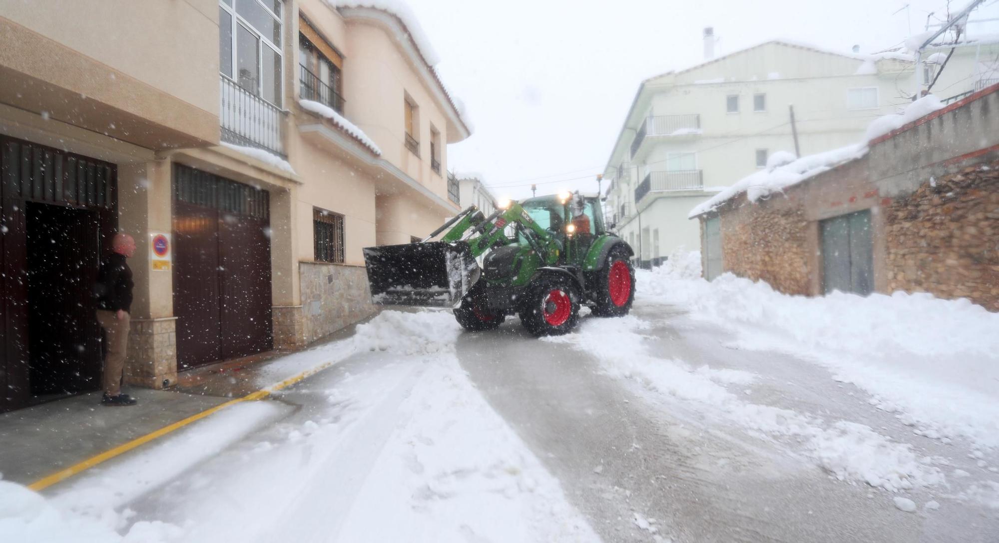 La nieve impide salir de casa en los pueblos del interior de la C. Valenciana