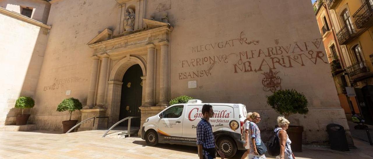 Una furgoneta estacionada frente a la Concatedral, donde no está permitida la carga y descarga