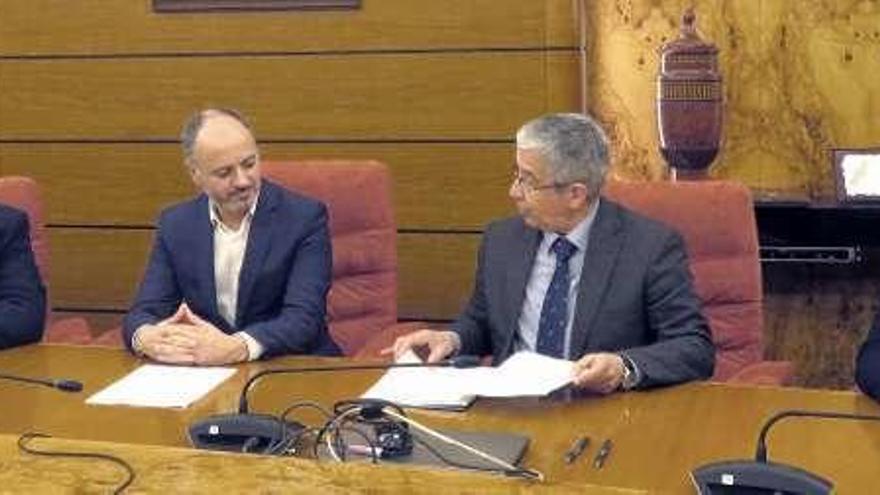 Juan Lloves (i.), Regades (2i) y Samuel Méndez (d), con el notario en la constitución de la sociedad Infraestructura Logística 4.0 S.L.