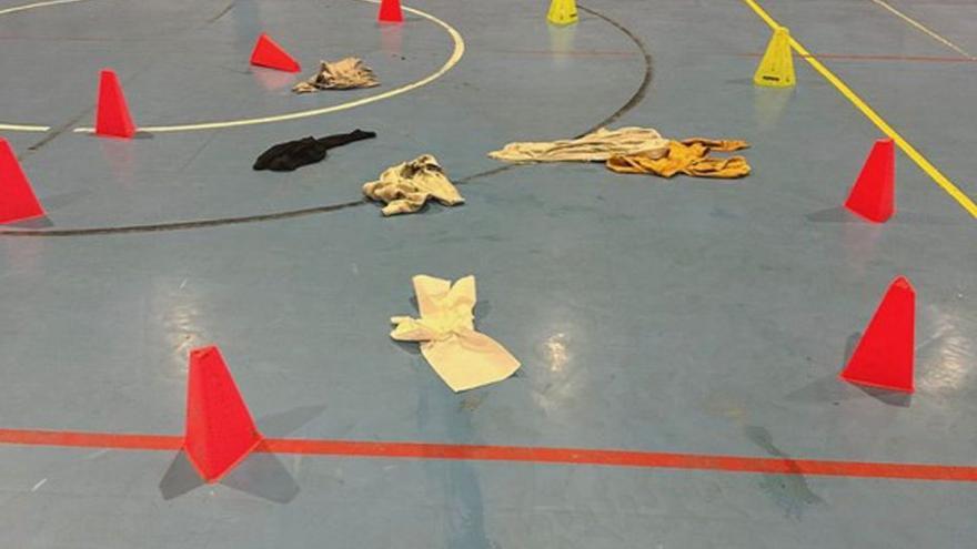 El pabellón del colegio Rosalía de Castro de Carril, impracticable por las goteras, exige una solución urgente