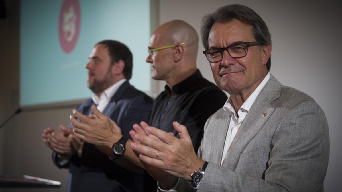 Artur Mas, durante la presentación del programa de Junts pel Sí, junto a oriol Junqueras y Raül Romeva, este sábado