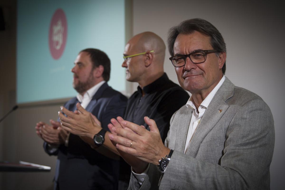 Artur Mas, durant la presentació del programa de Junts pel Sí, amb Oriol Junqueras i Raül Romeva, aquest dissabte.