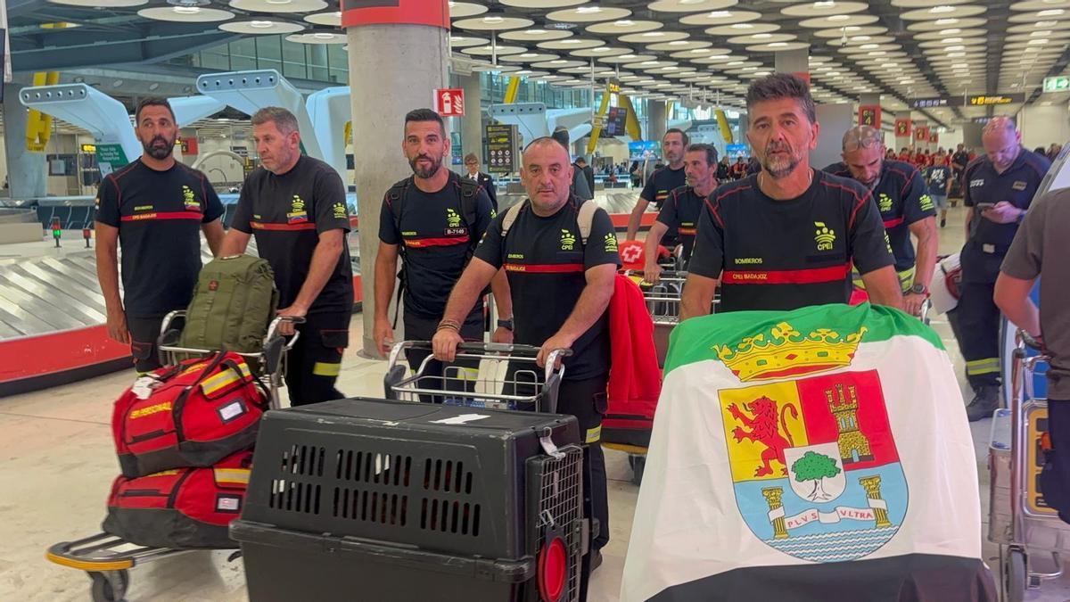 FOTOGALERÍA | Los bomberos de la Diputación de Badajoz regresan de Venezuela tras siete días de rescate.