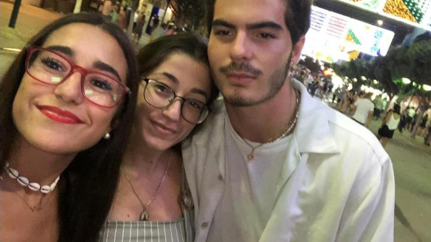 Daniel, de los Gemeliers, cazado por unas fans en la Feria de Málaga.